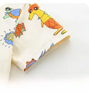 Détail de la manche d'un t-shirt en coton pour garçon avec motif animaux super-héros