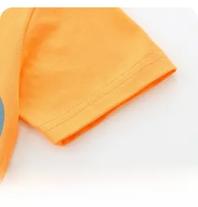 Gros plan sur la manche d'un t-shirt orange vif avec coutures doubles précises et nettes
