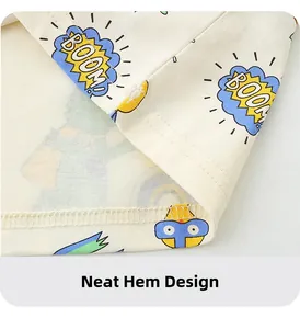 Détail du t-shirt en coton pour enfant avec ourlet à double couture et imprimé BOOM
