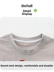 Détail du col rond renforcé d'un t-shirt gris pour enfant en coton de qualité