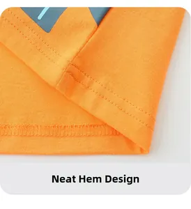 Gros plan sur l'ourlet du t-shirt orange avec détails de couture à double aiguille