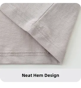 Gros plan de l'ourlet à double couture sur un t-shirt en maille violet clair pour garçons