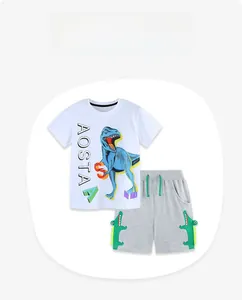 Détail ensemble été garçon avec t-shirt imprimé dinosaure et short en coton doux