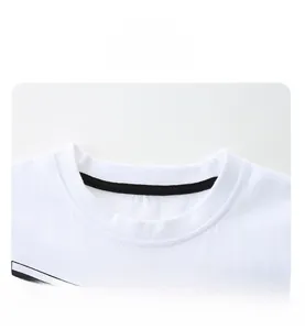 Gros plan du col de t-shirt en coton blanc avec bande de renfort noire au cou