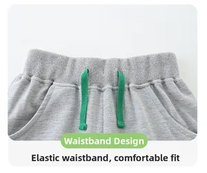 Détail d'un short en maille grise avec taille élastique et cordon de serrage vert réglable