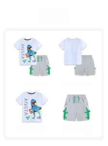 Vue détaillée de l'ensemble coton pour garçon avec imprimé dinosaure et short gris