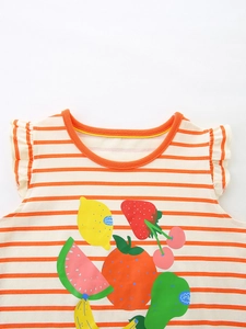 Camiseta sin mangas para niña con rayas naranjas, estampado de frutas y volantes en hombros