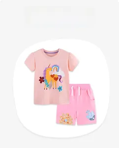 Dettaglio della maglietta in cotone rosa con ricamo unicorno e pantaloncini abbinati