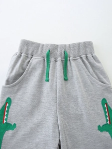 Pantalon de jogging gris en coton pour garçon avec patchs crocodiles vert et cordon