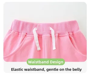 Dettaglio degli shorts rosa in cotone con vita elastica a coste e coulisse bianca per bambina