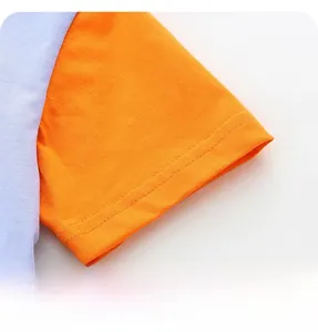 Detailaufnahme der Raglanärmel-Naht am Kinder-T-Shirt mit orangefarbenem Baumwollstoff