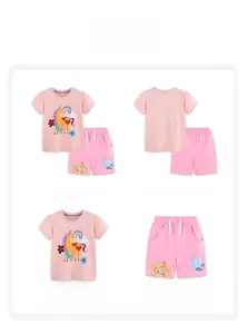 Dettaglio del set estivo rosa per bambina con ricamo a unicorno e pantaloncini floreali