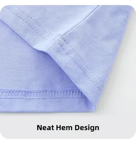 Makrodetail der hochwertigen Doppelnaht am Saum eines lavendelfarbenen Jungen-T-Shirts