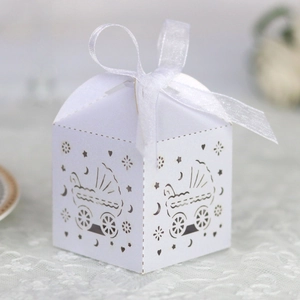 Nahaufnahme der weißen lasergeschnittenen Geschenkbox mit eleganter Organzaschleife