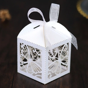 Nahaufnahme der weißen Geschenkbox mit Lasercut-Schmetterling und Organza-Schleife