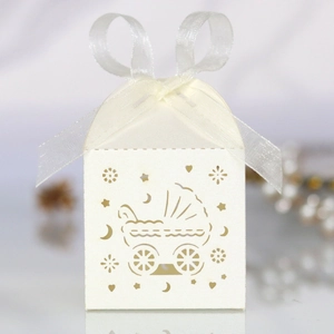Detail der lasergeschnittenen Kinderwagen-Motive auf weißer Geschenkbox mit Schleife