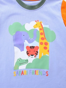 Kinder T-Shirt aus Baumwolle mit Tiermotiven, Safari-Print und farbigen Ärmeln