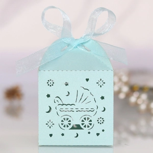Detail der lasengeschnittenen hellblauen Gastgeschenkbox mit Kinderwagenmotiv und Schleife