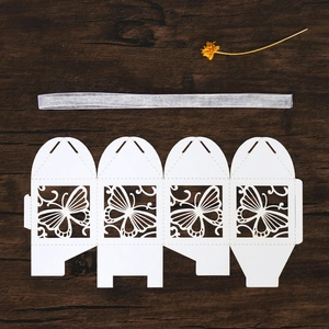 Detailansicht der weißen lasergeschnittenen Schmetterling-Geschenkbox mit Silberband