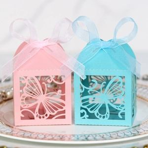 Detailierte lasergeschnittene Schmetterling-Geschenkboxen in Rosa und Blau mit Organzaband