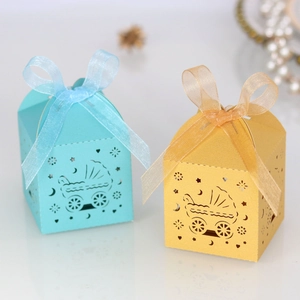 Detail der lasergeschnittenen Geschenkboxen mit Kinderwagenmotiv und Schleifenband