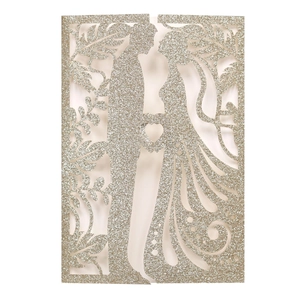 Λεπτομέρεια laser-cut προσκλητηρίου γάμου σε χρυσό χρώμα με γκλίτερ και σιλουέτες