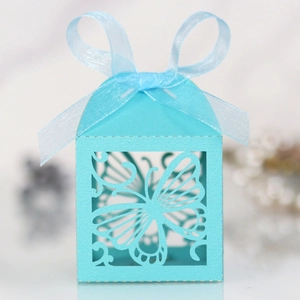 Detail der lasergeschnittenen Schmetterlings-Geschenkbox in Hellblau mit Satinschleife