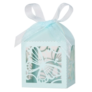 Details der hellblauen lasergeschnittenen Schmetterlings-Geschenkbox mit Schleife für Hochzeit