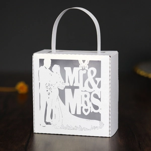 Boîte à bonbons de mariage découpée au laser blanche avec motif mariés évidé