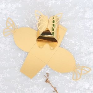Dettaglio della scatola di caramelle farfalla tagliata al laser con finitura oro metallizzato
