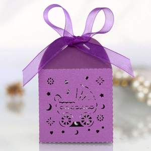 Details der lila lasergeschnittenen Geschenkbox mit passender Seidenschleife