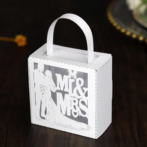 Détail macro d'une boîte de mariage découpée au laser avec silhouette romantique