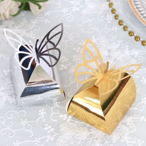 Dettaglio della scatola regalo a farfalla tagliata al laser con finitura specchio oro e argento
