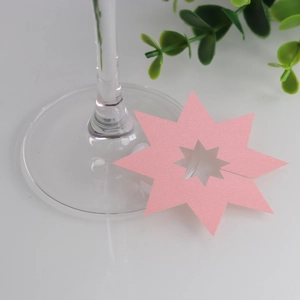 Roze stervormige tafelkaart van parelmoer papier voor bruiloften en feestelijke tafels