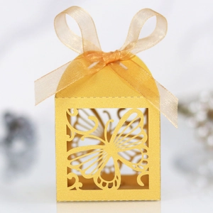 Detail der lasergeschnittenen Schmetterlings-Geschenkbox mit Perglanz und Schleife