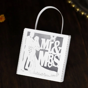 Détail boîte à bonbons mariage découpée au laser avec silhouette Mr & Mrs en blanc