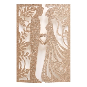 Προσκλητήριο γάμου laser-cut σε χρώμα σαμπανί με ρομαντική σιλουέτα και χαρτί με γκλίτερ