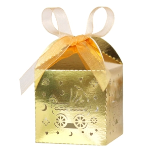 Detail der lasergeschnittenen Hohlraum-Babywagen-Bonbonschachtel mit Goldfinish und Schleife