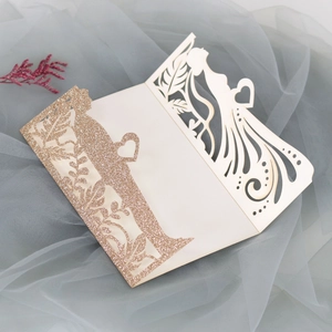 Λεπτομέρεια προσκλητηρίου γάμου laser-cut με αστραφτερό χρυσό γκλίτερ σαμπάνιας