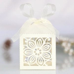 Detail van lasergesneden geschenkdoos met elegante witte organza lint en strik ontwerp