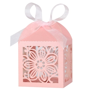 Roze lasergesneden snoepdoos met wit lint voor bruiloft en cadeauverpakkingen