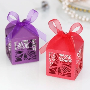 Detaillierte lasergeschnittene Schmetterling-Geschenkboxen in Lila und Rot mit Schleife
