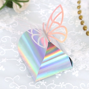 Dettaglio macro della farfalla tagliata al laser sulla scatola regalo olografica