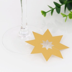Detail van ster-vormige champagne goudkleurige kaart voor decoratie van glazen