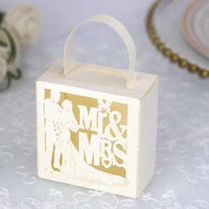 Détail de la boîte de mariage Mr & Mrs découpée au laser avec doublure dorée et anse