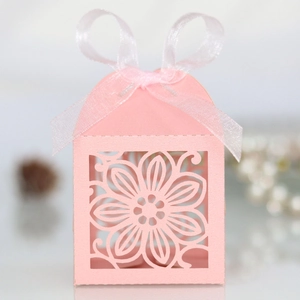 Detail van lasergesneden geschenkdoos met wit lint voor bruiloften en feesten