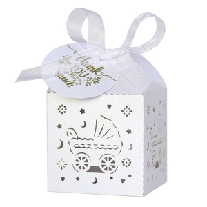 Detailansicht der weißen Geschenkbox mit Kinderwagen-Laserschnitt, Schleife und Anhänger
