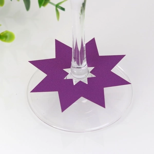 Donkerpaarse stervormige papieren wijnglas markers voor bruiloft tafeldecoratie