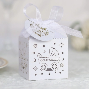 Detail der weißen Laserschnitt-Geschenkbox mit Kinderwagenmotiv und Dankes-Anhänger