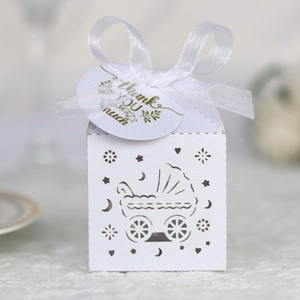 Nahaufnahme der lasergeschnittenen Geschenkbox mit weißem Band und Dankesschild